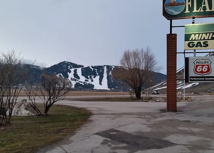 Flat Creek Hotel 2*